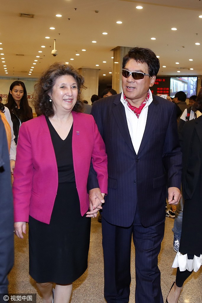 朱时茂与这个女性十指紧扣关系亲密