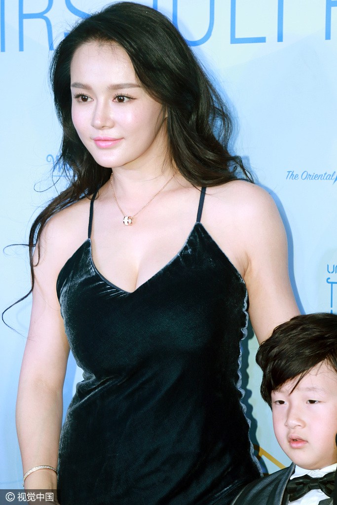 辣妈冉莹颖穿吊带裙性感迷人 轩轩表情亮了