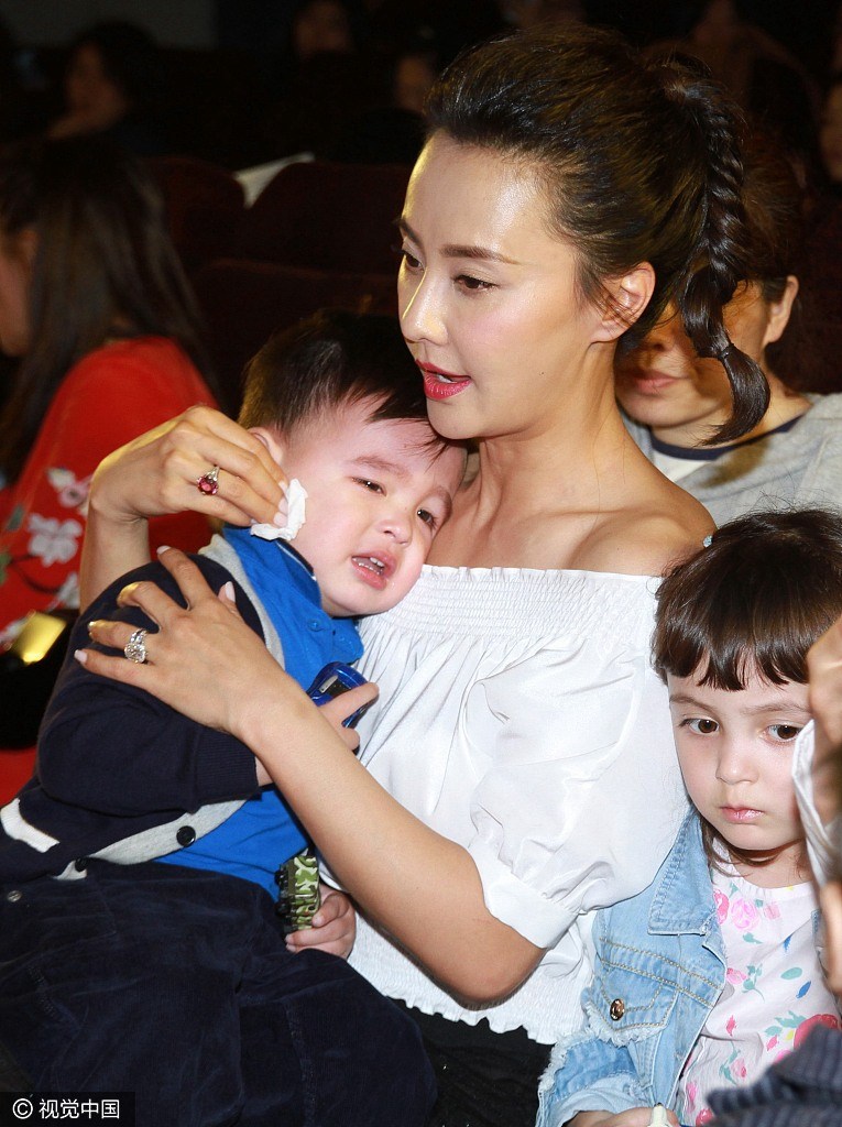 当妈不易!马雅舒哄大哭儿子 女儿踢腿不耐烦