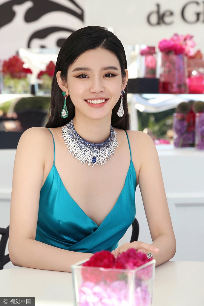 超模奚梦瑶穿蓝裙撩腿 显得很兴奋