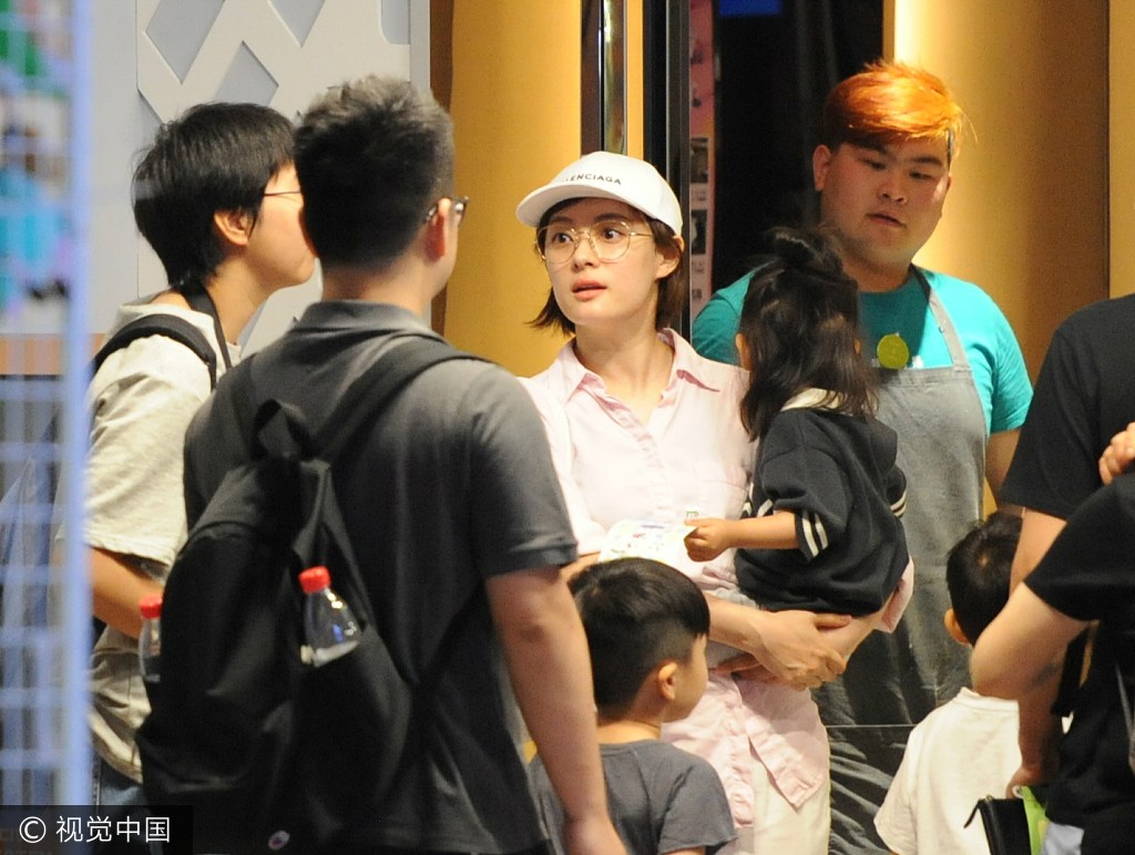 邓超孙俪带儿女逛商场 小花妹妹超可爱视觉中国.