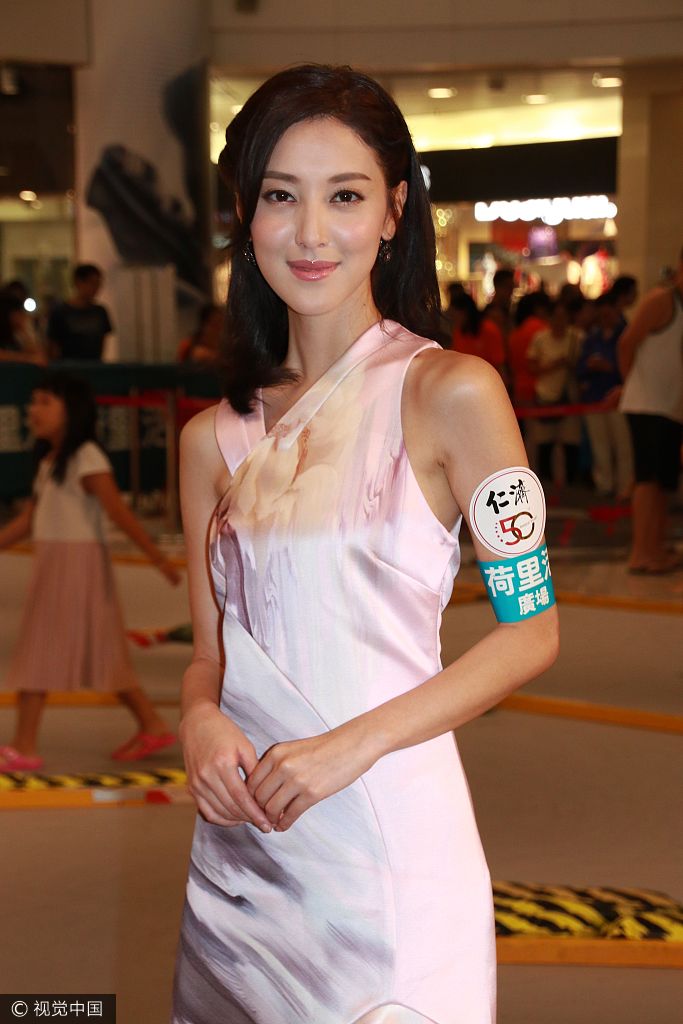 陈凯琳穿丝质长裙出席活动女人味十足