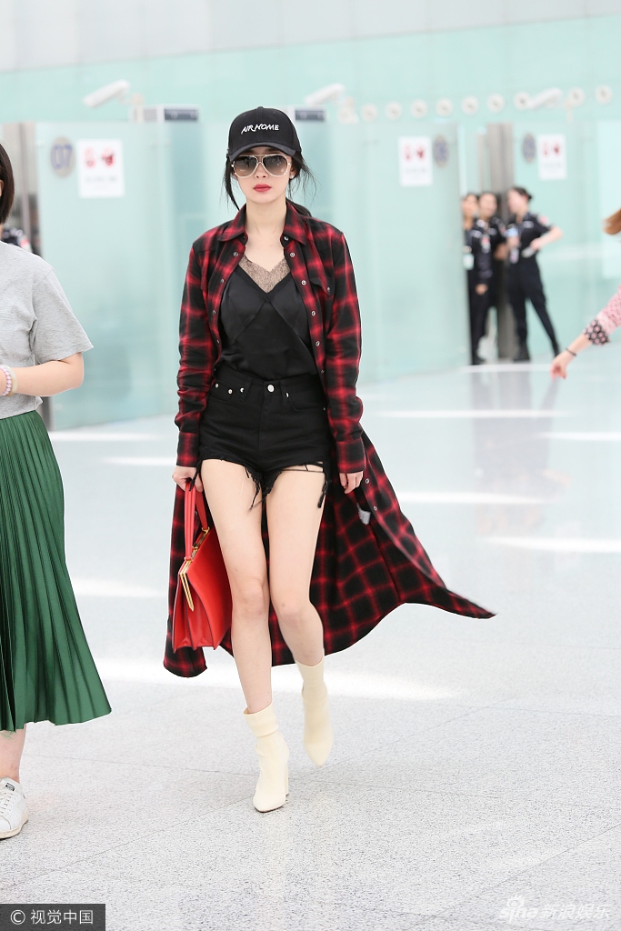 【轮播视频】侠女上线!杨幂来源飘逸带感美腿鲸的长衫图片图片