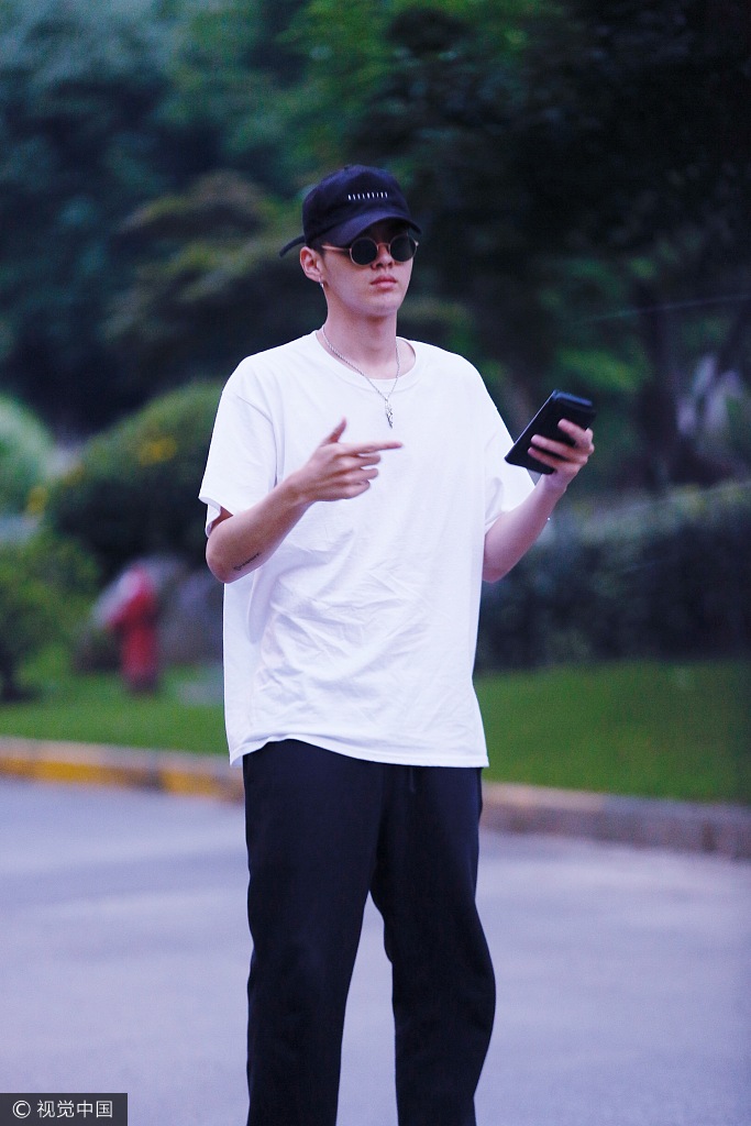 吴亦凡白t黑裤现身机场 亲身演绎freestyle 酷拽十足