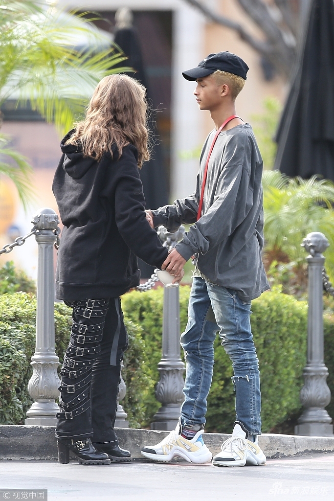 卡拉巴萨斯,贾登·史密斯(jaden smith)与女友现身街头