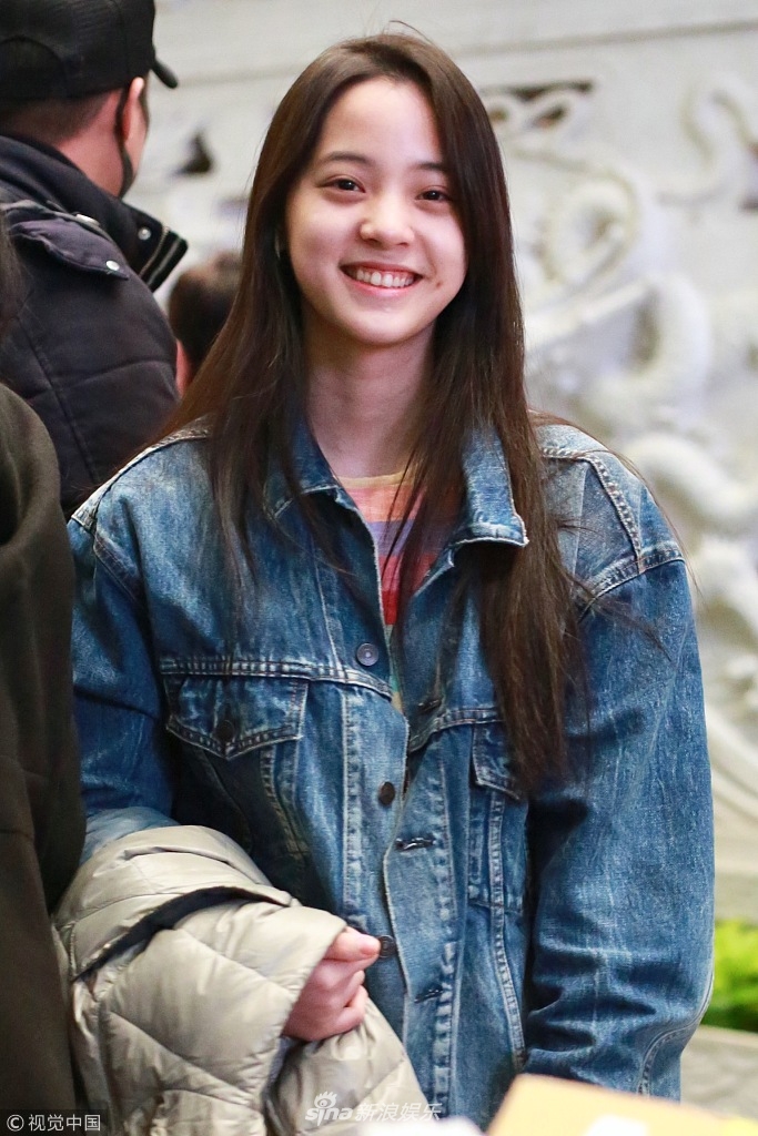 欧阳娜娜牛仔风显青春气息 边走边忙签名露齿甜笑少女