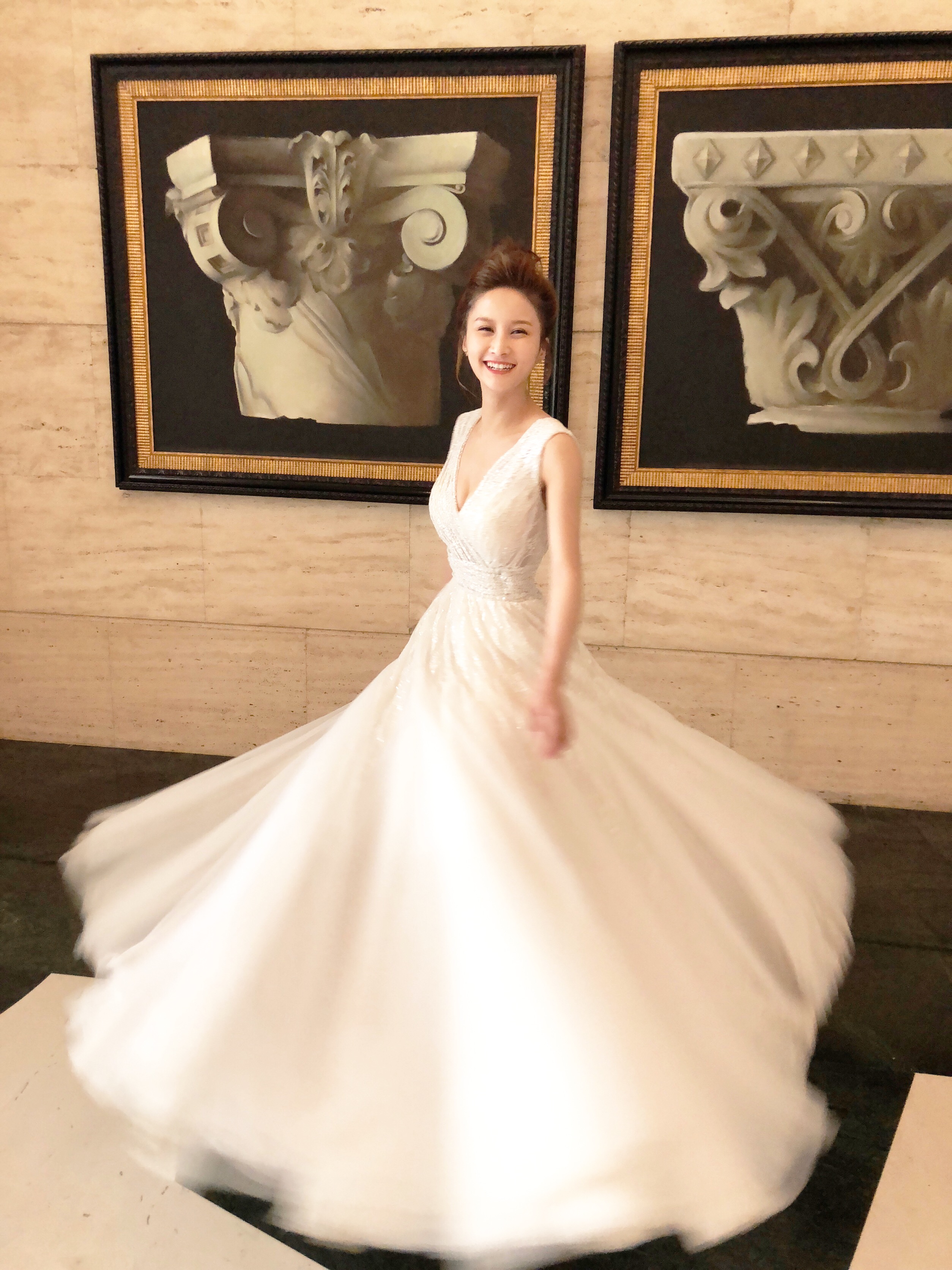李诺深v出席活动婚纱穿出了仙女气 优雅大方气场全开