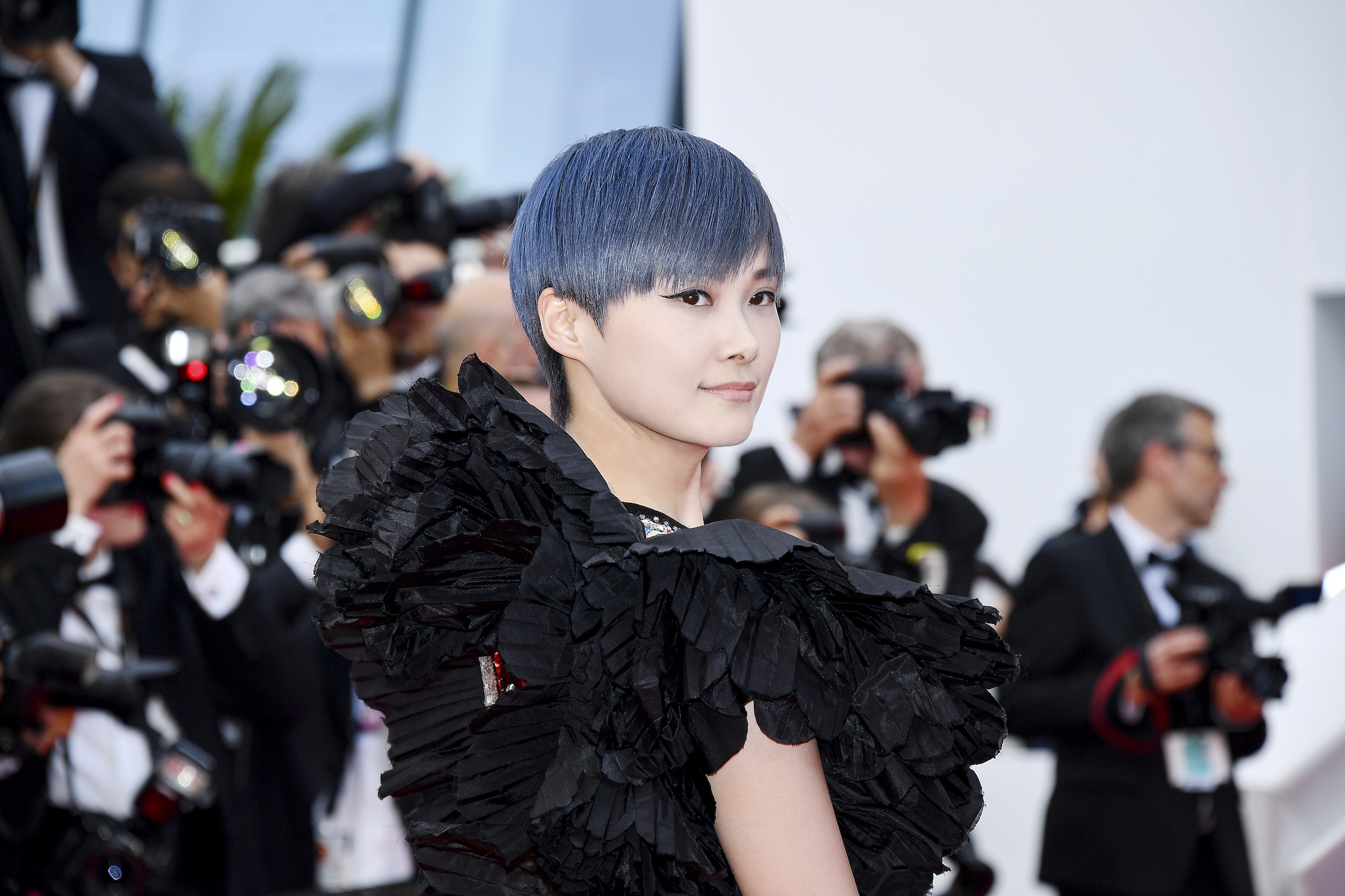 李宇春身着拖尾礼服亮相戛纳 展现时尚风格与流行态度