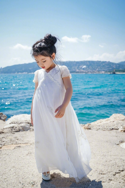 阿拉蕾现身戛纳电影节 海边漫步宛如童话公主