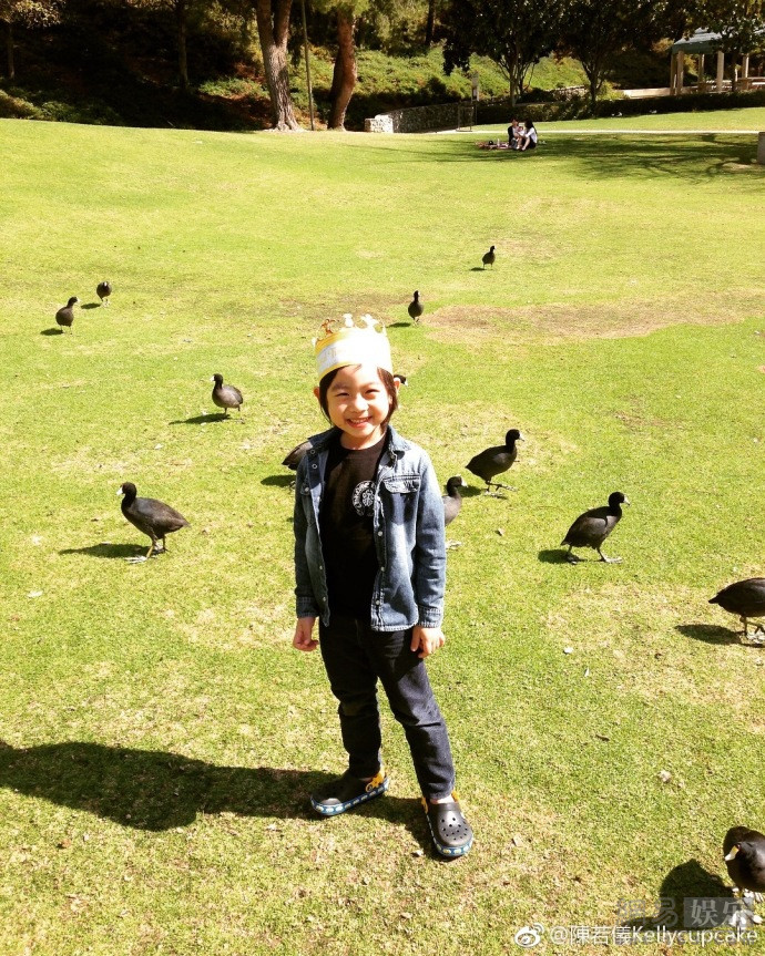 林志颖夫妇带Kimi去公园玩耍 萌娃水边与鸭子们玩耍 第1页