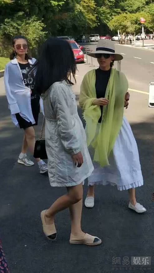 杨子黄圣依携安迪远赴井冈山 致敬革命烈士献花圈(10) 第10页